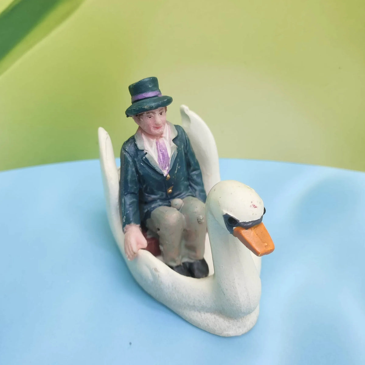 figurines miniatures vintage blanc rose vert bleu détails fins texture mat accessoires chapeaux canoës
