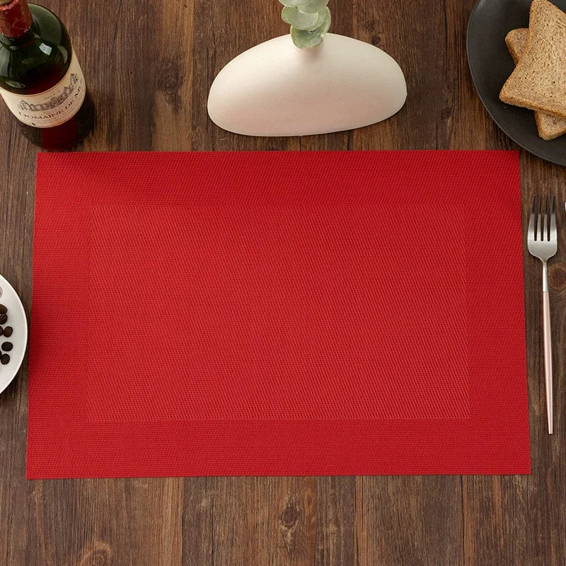 tapis table rouge moderne texture tissée durable respectueux environnement 30x45cm assiette tasse fourchette couteau