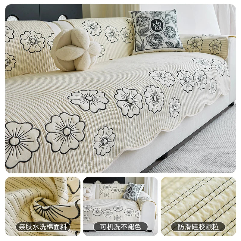 Couvre-lit blanc ornée de motifs floraux noirs élégants, comprenant un oreiller orné de motifs similaires, une couverture matelassée et des détails fonctionnels tels que le lavage en machine et la résistance aux taches.