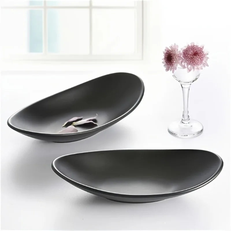 assiettes ovales noires modernes matières lisses décoratives contemporaines présentation bijoux éléments sophistiqué