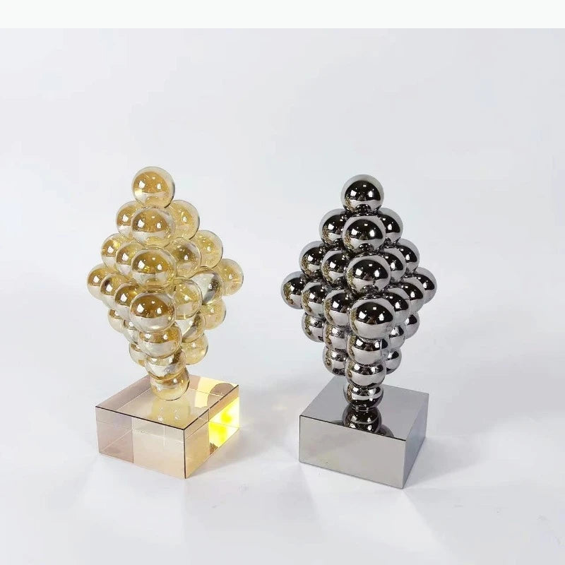 sculpture décorative moderne or argenté sphères brillantes transparentes abstrait posée socle carré chambre salon