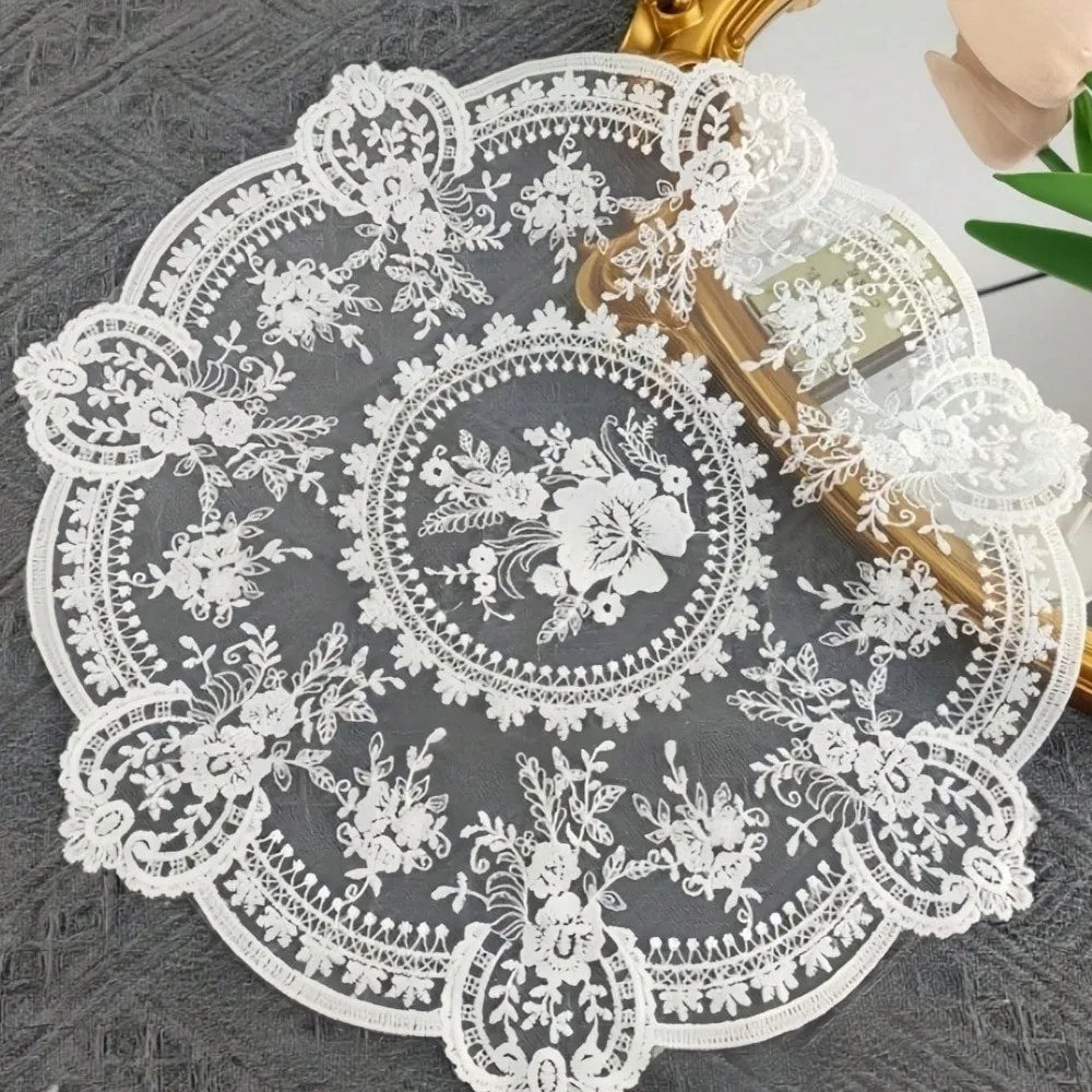serviettes table blanches broderie florale dentelle classique rectangle ovale pâques fête pastorale