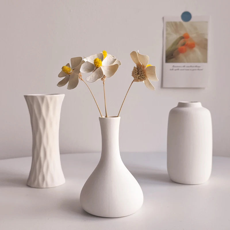 vase céramique blanc moderne rayures verticales fleurs artificielles décoration salon