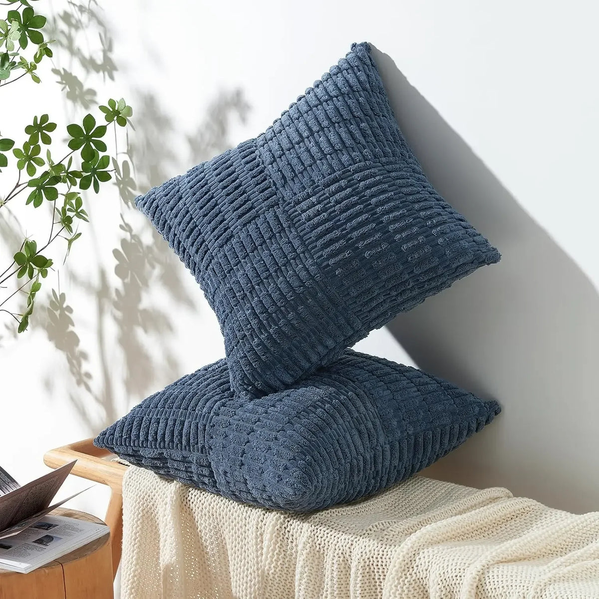 housse coussin carré moderne texture bleu marine polyester coton décoratif lit siège fixations blanc
