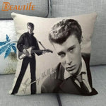 coussin carré moderne homme cheveux blond opacité noir bracelet cuir décoration chambre ornementalité universel