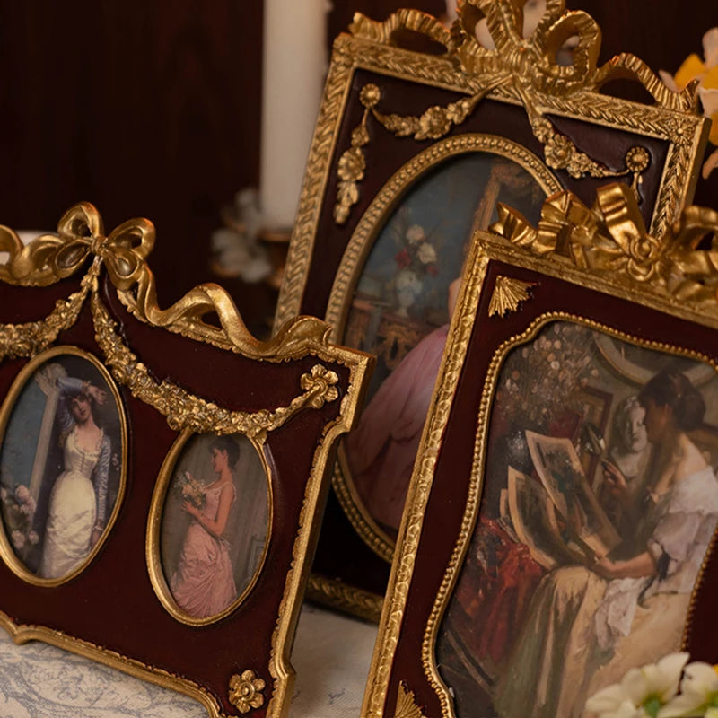 cadre photo vintage rococo décoration florale dorée marron bordure relief femmes robes xixe siècle