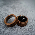 boîte bijoux marron grain bois classique coussin noir anneaux bague solitaire bague mariage étui