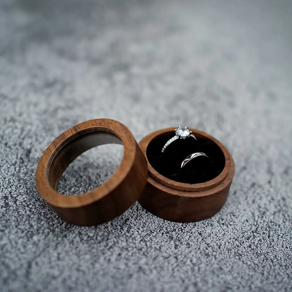 boîte bijoux marron grain bois classique coussin noir anneaux bague solitaire bague mariage étui