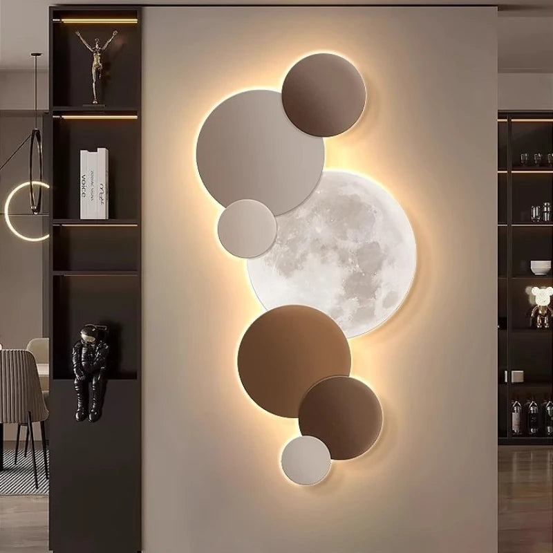 Éclairage chaud de l'applique en forme de lune dans un intérieur