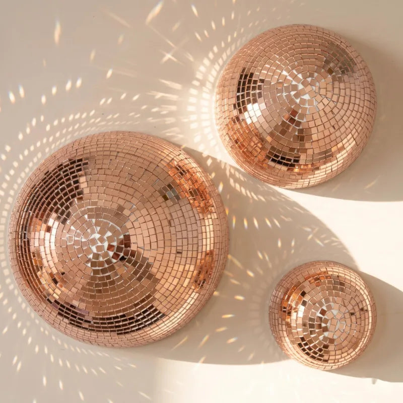décoration intérieure boules disco miroirs or argent rose moderne festive musique