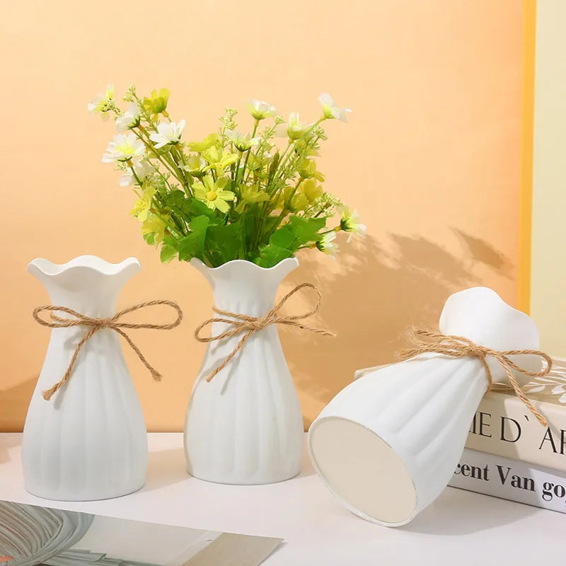 vase moderne plastique blanc canelures verticales bord ondulé faux fleurs