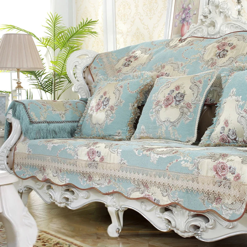 Un canapé fleuri aux tonalités pastel dans un décor de style baroque.