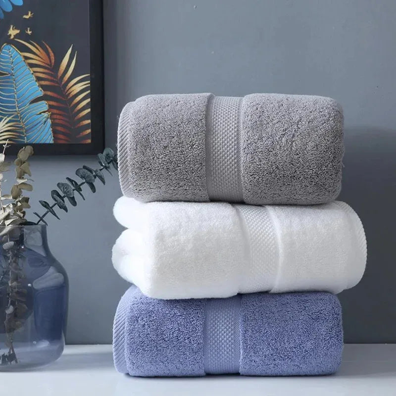 serviette bain coton texturé gris blanc bleu moderne accrochée tringle rapide absorption