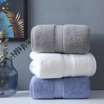 serviette bain coton texturé gris blanc bleu moderne accrochée tringle rapide absorption