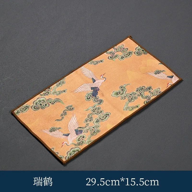 tapis table serviettes motifs floraux abstraits couleurs variées traditionnel salon thé