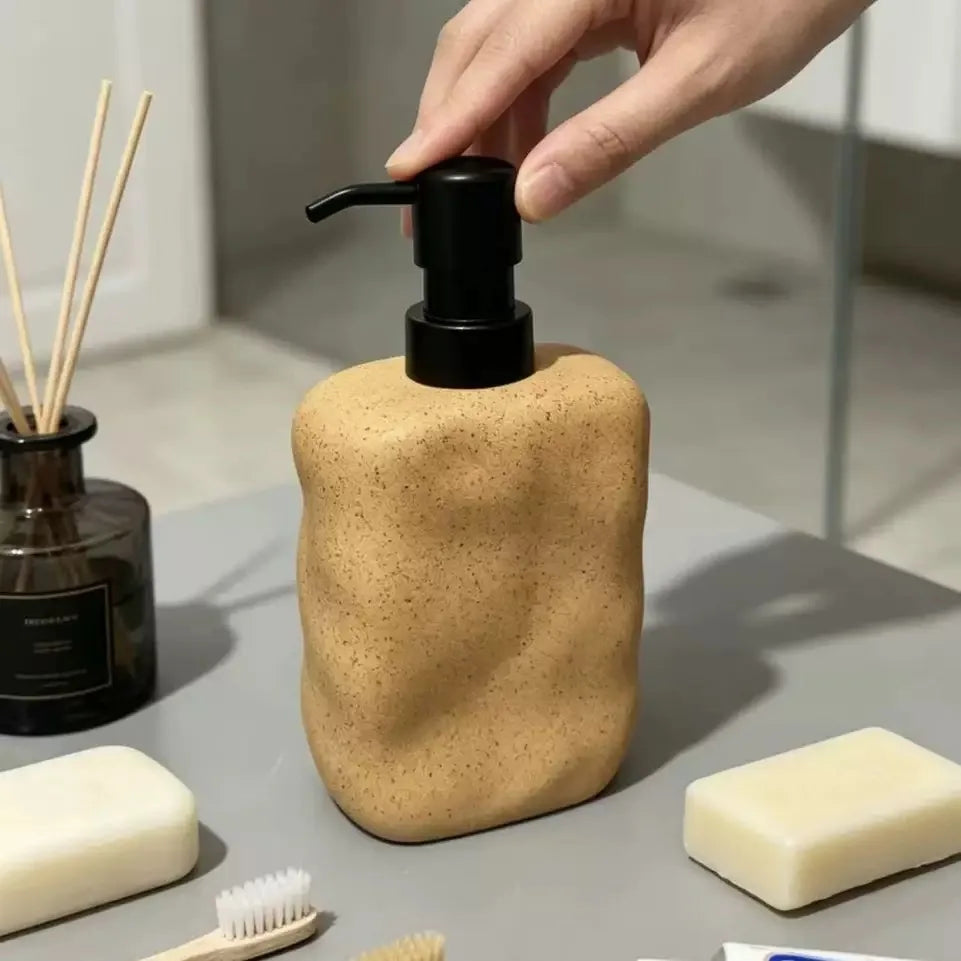 distributeur savon liquide céramique beige texture granulée minimaliste accessoire salle bains après shampooing lotion