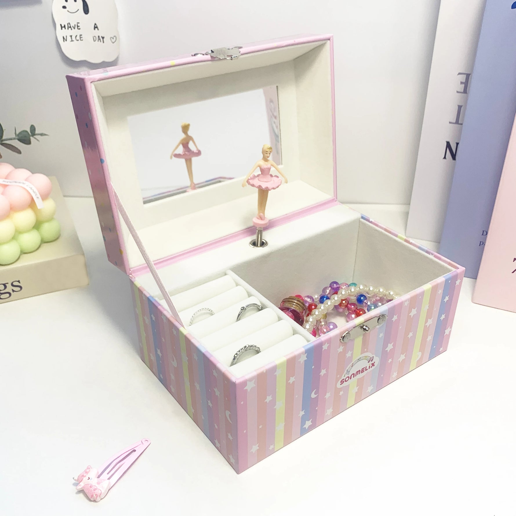 Boîte à bijoux rose sur une commode décorée