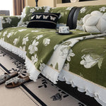 Un ensemble de literie décoré de motifs floraux en vert et blanc, avec des oreillers et des accessoires assortis, créant une ambiance chaleureuse et apaisante dans cette chambre.