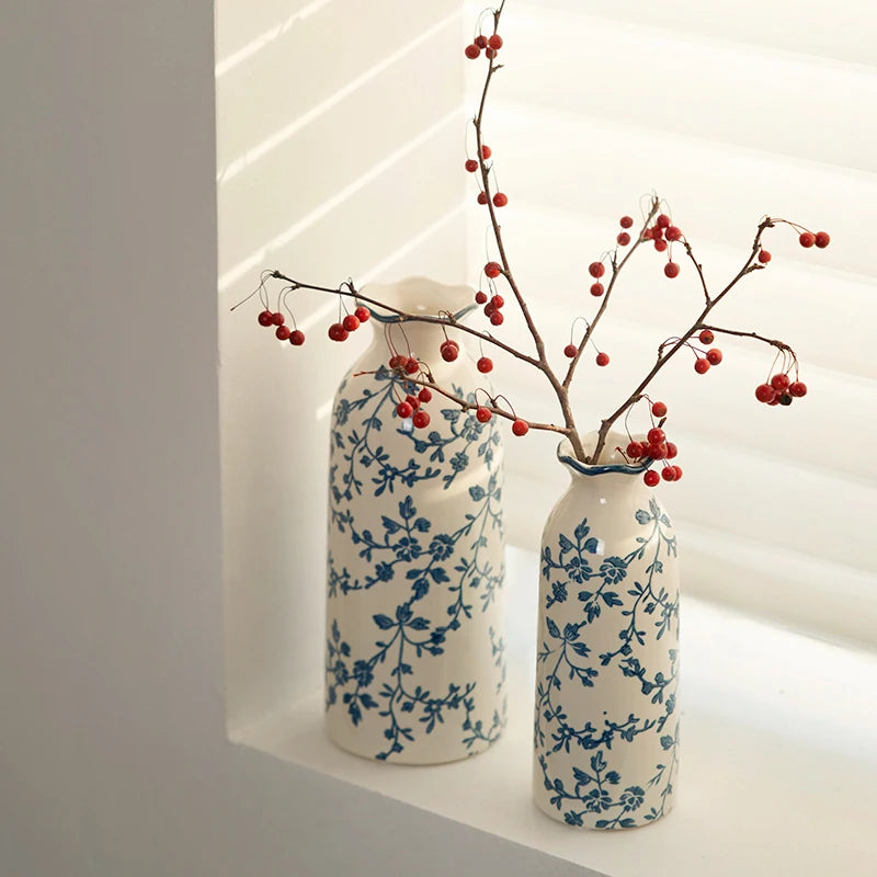 vases decoratifs ceramic bleu blanc motifs floraux salon deco