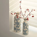 vases decoratifs ceramic bleu blanc motifs floraux salon deco