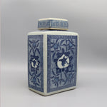 Vase en céramique blanc et bleu orné de motifs floraux et géométriques complexes.
