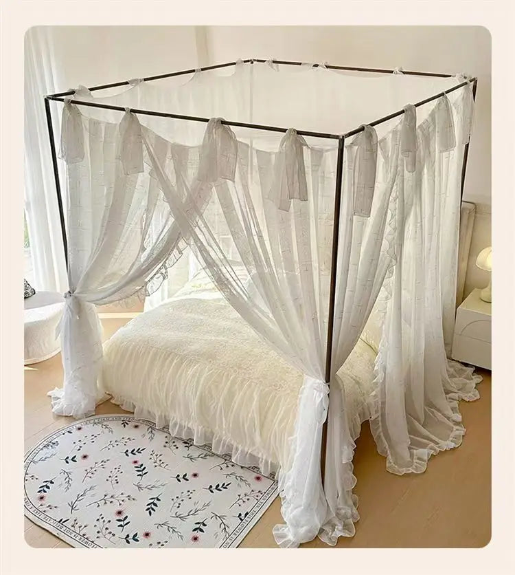 Un lit à baldaquin blanc élégant avec des rideaux drapés et un tapis motif floral décorent délicatement la pièce.