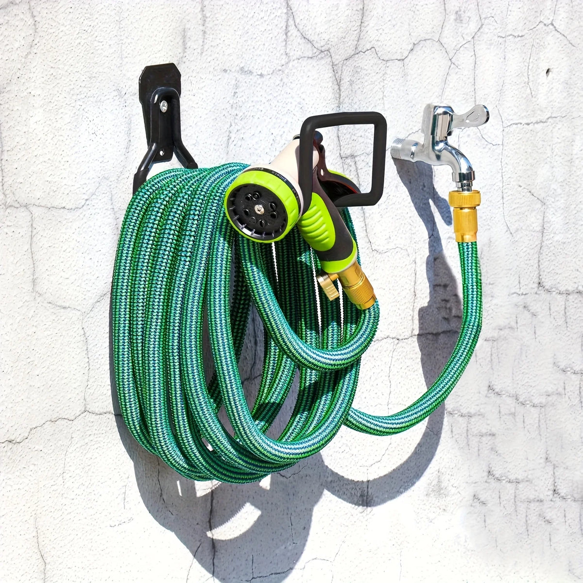 support mural tuyau arrosage robuste noir vert fixations vis mur utilitaire rangement outils fonctionnel