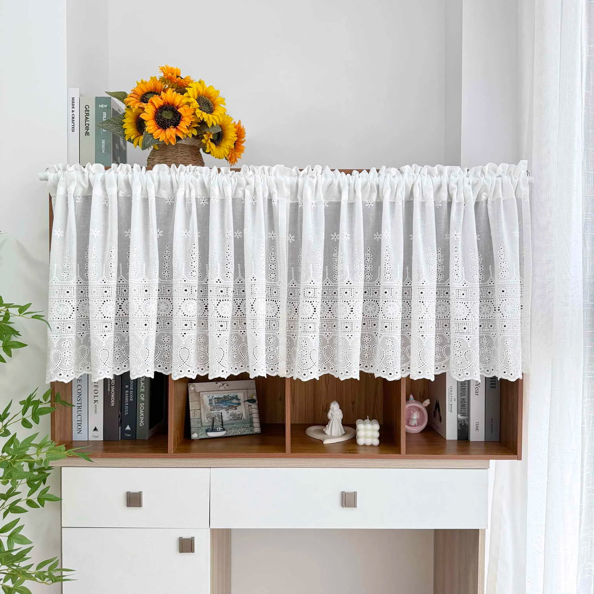 rideau floral transparent champêtre fenêtre cuisine décoration maison dentelle ajourée motifs géométriques