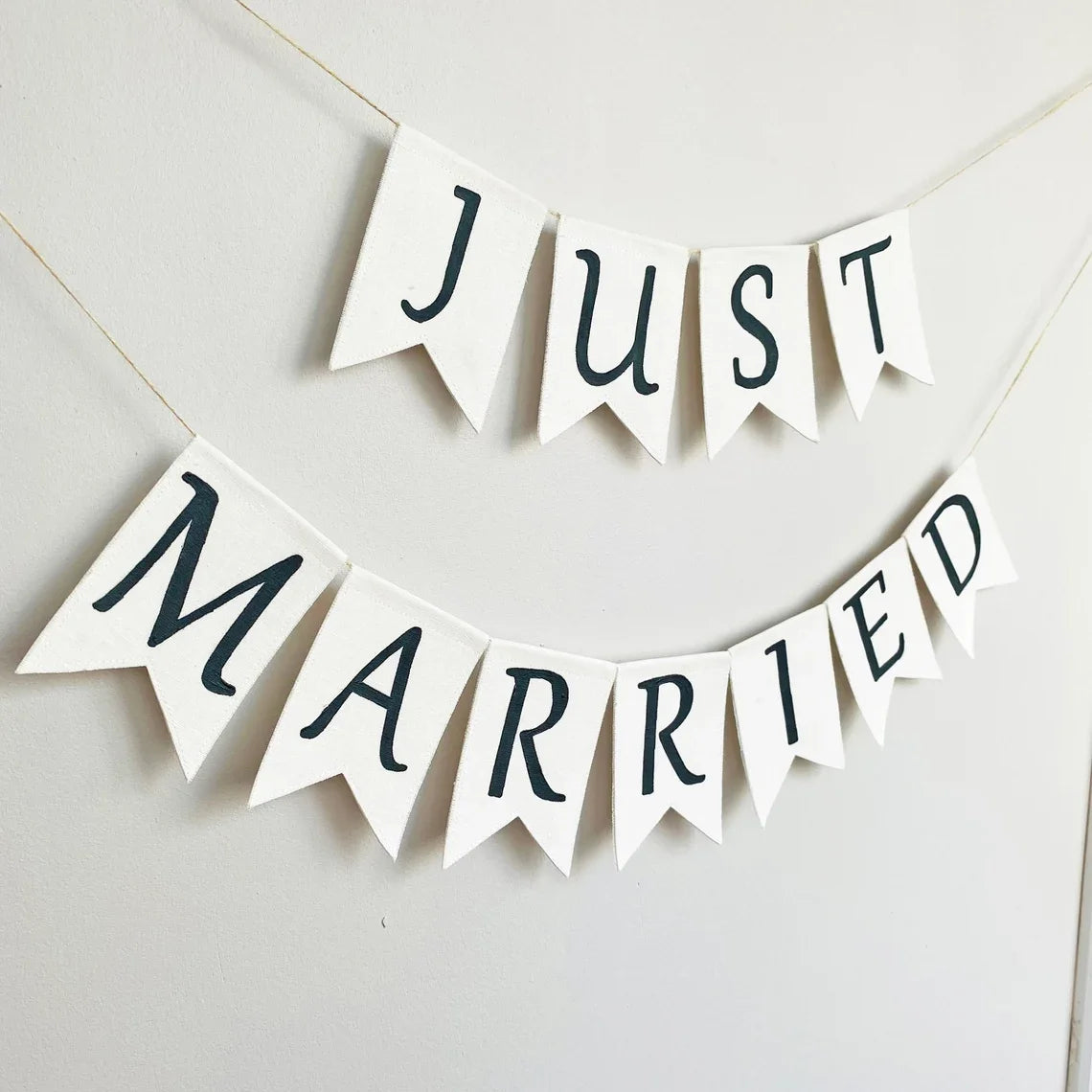 guirlande decorative juste married blanc noir decoration mariage banniere triangulaire lettres imprimées rustic vintage