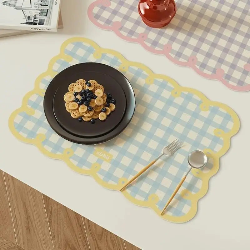 Napperon absorbant en terre de diatomée sous des verres et assiettes