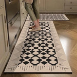 Élégant tapis de cuisine monochrome avec motif géométrique noir et blanc, parfaitement assorti à l'espace contemporain.
