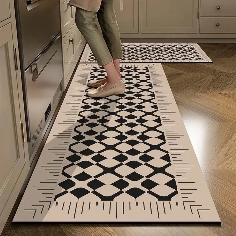 Élégant tapis de cuisine monochrome avec motif géométrique noir et blanc, parfaitement assorti à l'espace contemporain.