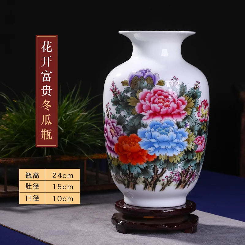 Un magnifique vase en porcelaine blanche décoré de fleurs de pivoines colorées.
