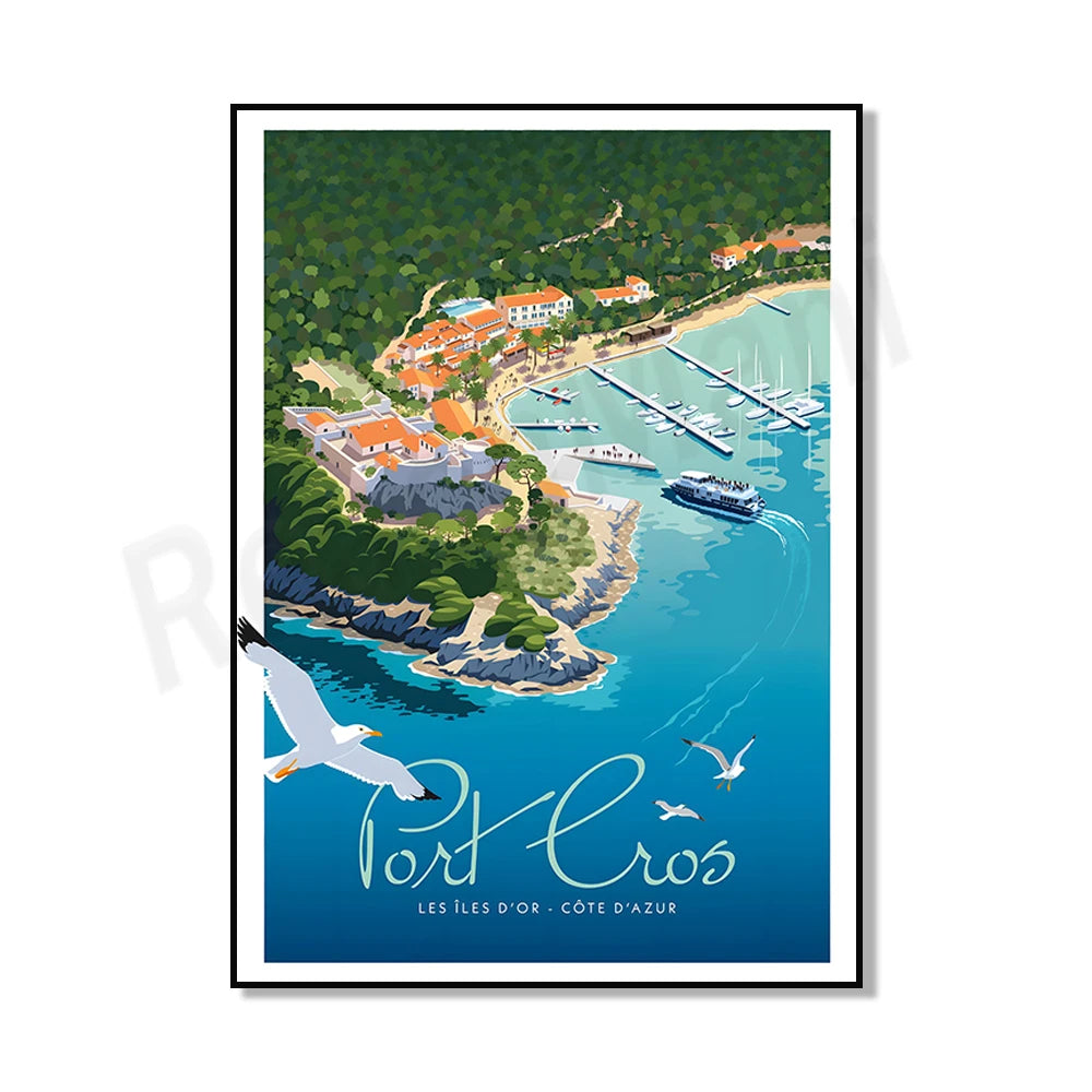 Le port d'un village côtier coloré avec des maisons de style méditerranéen, des bateaux à voile et des mouettes volant au-dessus des eaux turquoise de la Côte d'Azur.
