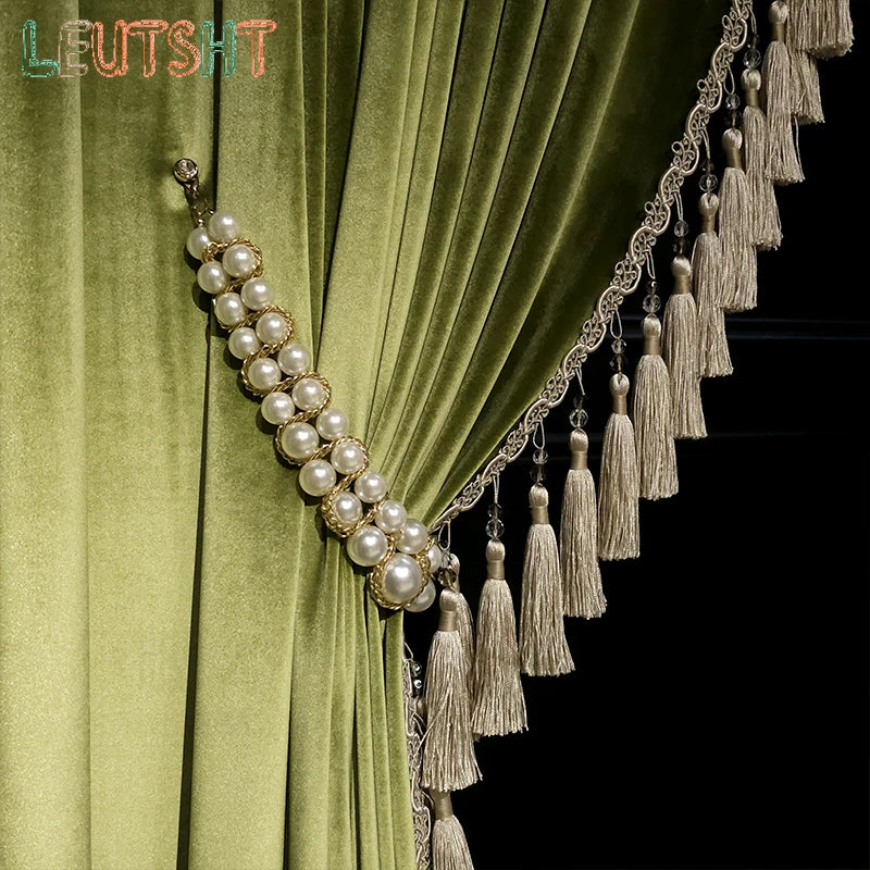 rideau velours vert olive classique pompons fenêtre salon luxe maison