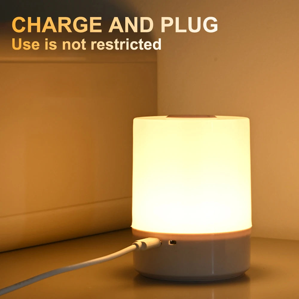Lampe de chevet tactile allumée avec lumière douce dans une chambre