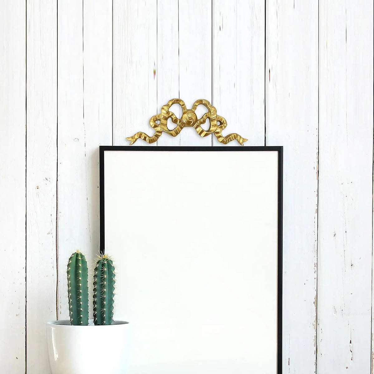 décoration murale résine ruban noué rosace ornementale cadre blanc miroir cactus feuilles verte chambre