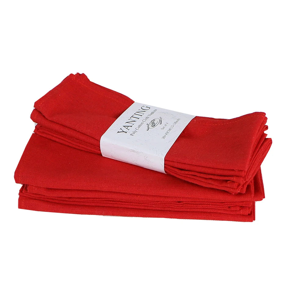 Serviettes de table rouges empilées avec un packaging de marque sur le dessus.