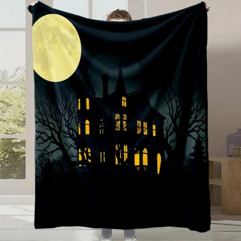 Une maison hantée se dresse sous la lune brillante dans un paysage sombre et mystérieux.