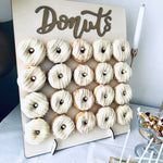 présentoir donuts bois rustique décoration mariage anniversaire événementiel hexagonal rectangulaire decorations multicolore vermicelles marshmallows