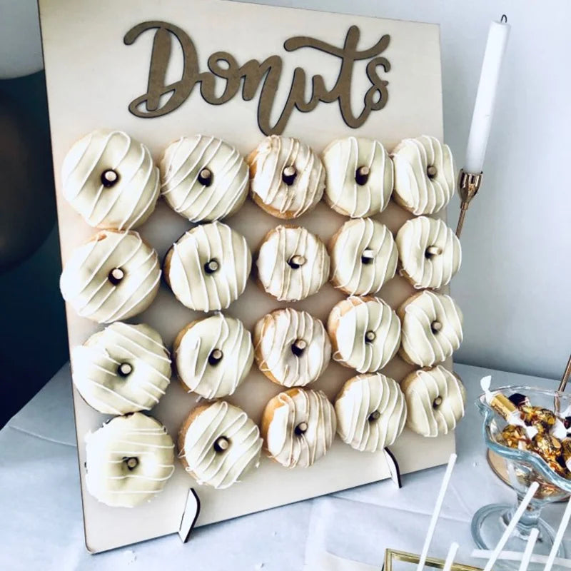 présentoir donuts bois rustique décoration mariage anniversaire événementiel hexagonal rectangulaire decorations multicolore vermicelles marshmallows