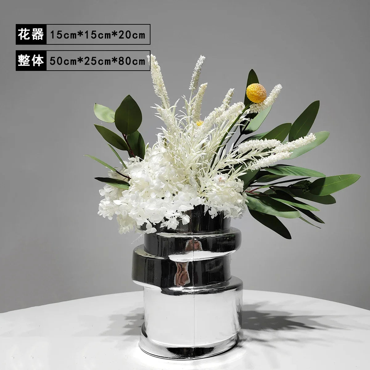 vase moderne argenté brillant fleurs artificielles blanches vertes décoration maison