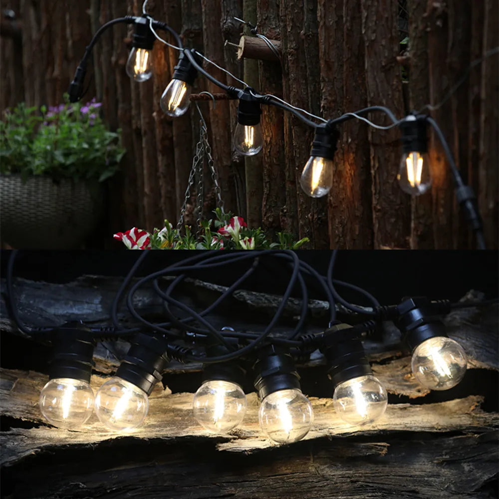 Guirlande lumineuse étanche IP65 illuminant un jardin la nuit