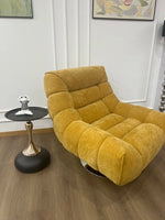 fauteuil pivotant moderne rose velours côtelé intérieur coussin décoratif livres vase fleurs