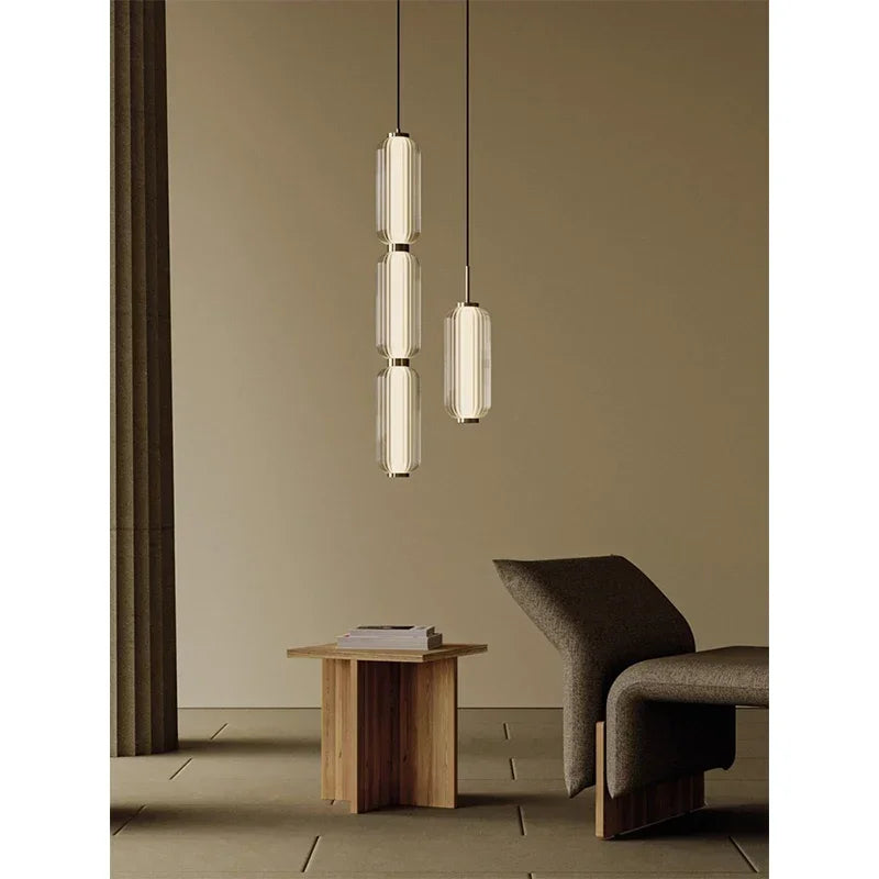 suspension lumineuse moderne minimaliste blanc doré rayures horizontales opacité câble noir chambre salonhôtel