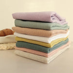 serviettes table lin rose vert blanc jaune beige rustique minimaliste texture froissée aspect naturel