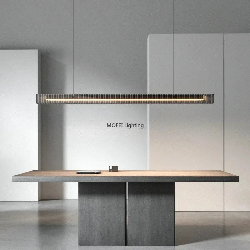 luminaire suspension moderne noir linéaire long lustre cuisine table manger salon intérieur épuré