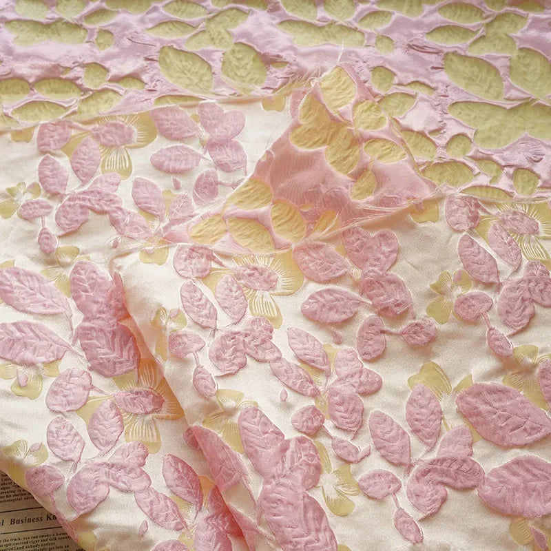 tissu polyester floral relief rose jaune semi transparent largeur 155cm respectueux environnement decoratif Jacquard