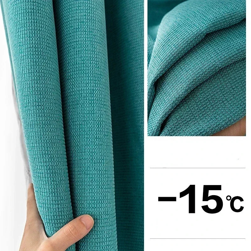 Rideau thermique isolant de couleur turquoise, idéal pour une protection efficace contre le froid jusqu'à -15 degrés Celsius. Parfait pour économiser l'énergie tout en ajoutant une touche colorée à votre intérieur. Optimisé pour un confort thermique maximal en hiver.