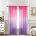 Voilage dégradé du rose au violet encadrant une fenêtre dans un salon élégant aux tons clairs et meubles miroirs.